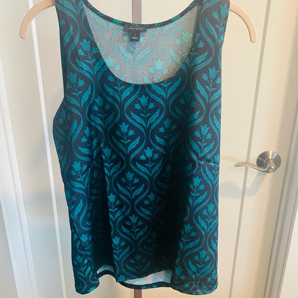 Excellent Preowned Ann Taylor Green and Black Print Sleeveless Top Small